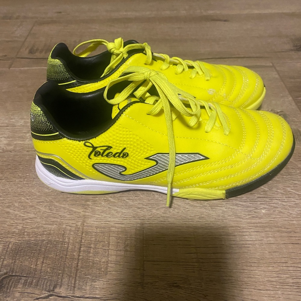 Kid indoor soccer shoes
